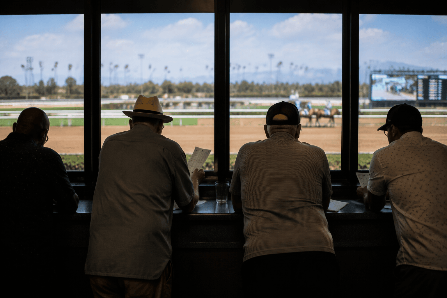 Horse racing’s pari-mutuel betting explained, how pools set payouts