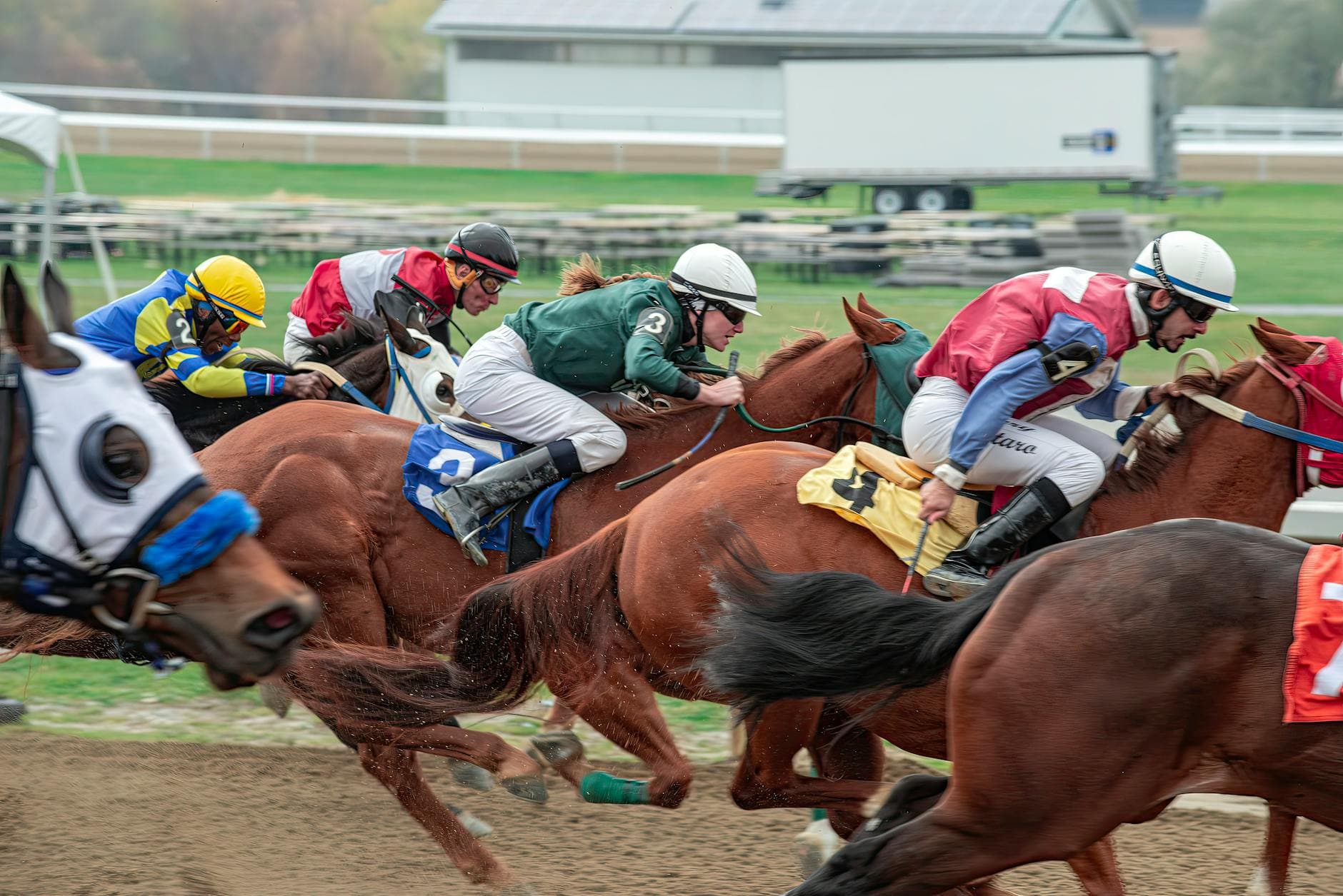 Ruiva dominates Churchill debut by seven lengths in slop