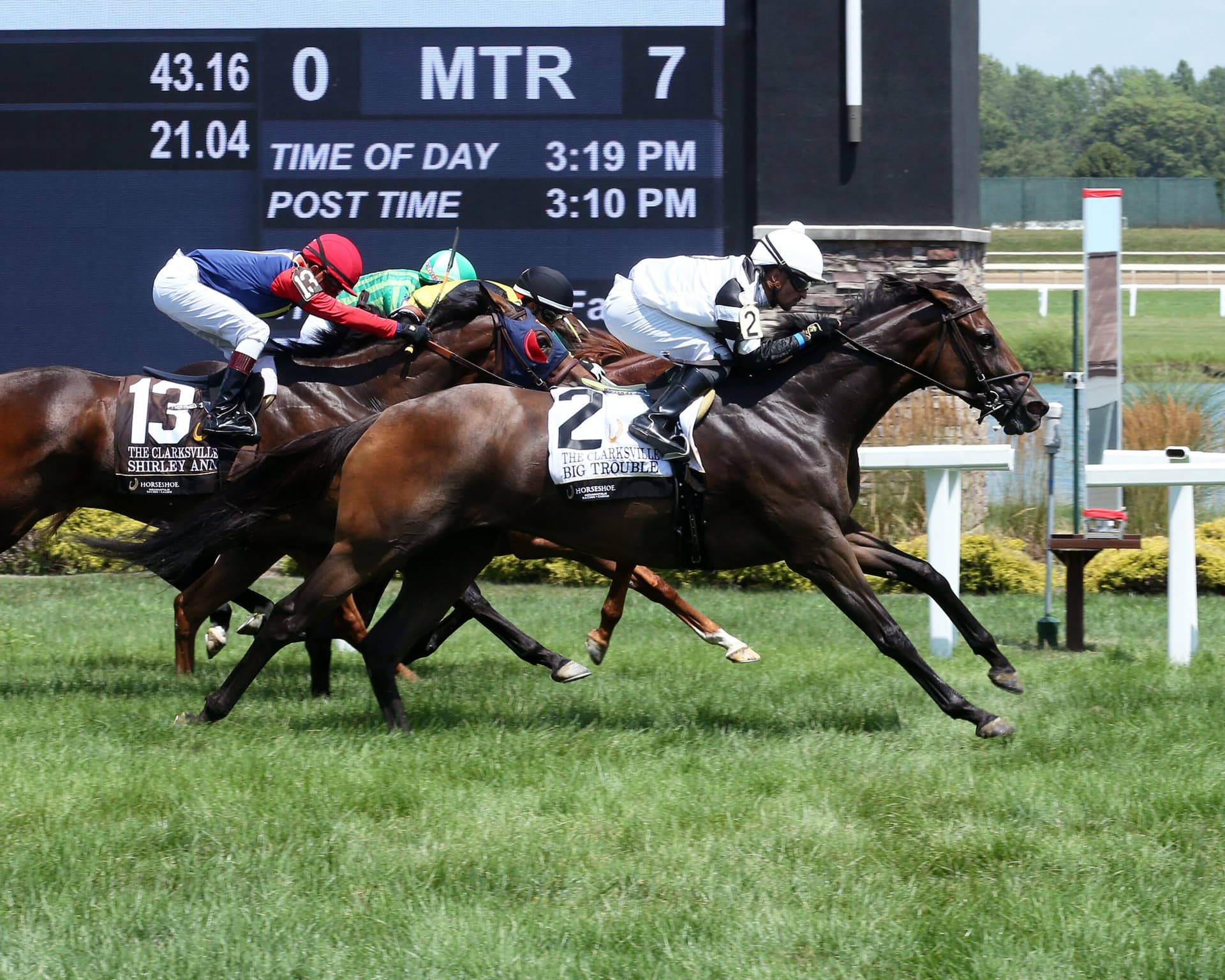 Big Trouble rallies late to win Clarksville Handicap at Horseshoe Indianapolis